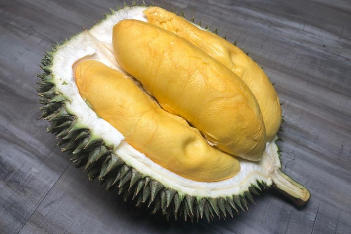 Không chỉ thịt quả có tác dụng với sức khỏe mà ngay cả vỏ sầu riêng cũng được biết là có chứa các đặc tính giảm đau và kháng sinh. Ảnh: straitstimes.