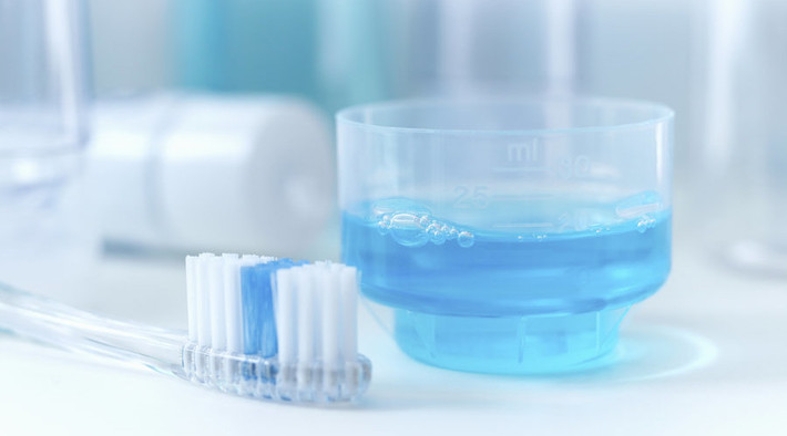 Nước súc miệng có thành phần diệt vi khuẩn răng miệng, do đó nó cũng có thể diệt vi khuẩn gây mùi và tiết mồ hôi ở vùng da dưới cánh tay. Ảnh: bestelectrictoothbrushlist.