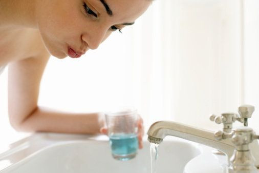 Rất đơn giản, bạn chỉ cần hòa hai - ba cốc nước súc miệng vào nước ấm và cho thêm một ít giấm rồi ngâm chân trong 15 phút sẽ đem lại cảm giác thư giãn, đồng thời loại bỏ mùi hôi chân hiệu quả. Ảnh: huffpost.