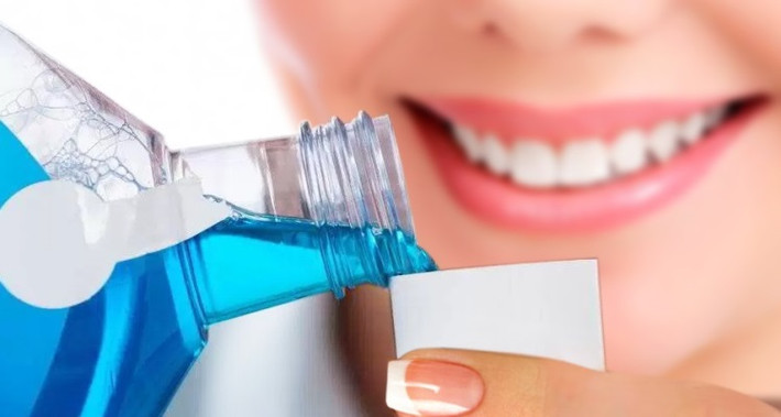 Bạn chỉ cần dùng một miếng bông tẩm nước súc miệng rồi bôi vào nách sẽ thấy được hiệu quả tức thì. Ảnh: wmsmile.