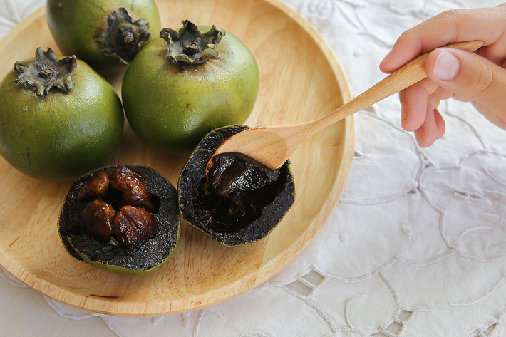 Ăn hồng đen thường xuyên còn giúp sáng mắt, giảm nguy cơ nhiễm trùng mắt. Ảnh: redlandfruitandspice.