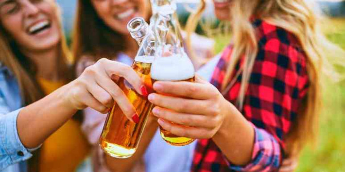 Một nghiên cứu còn chỉ ra rằng, những người uống bia có nguy cơ bị đau tim thấp hơn so với những người uống rượu vang hay whiskey. Ảnh: yourtango.