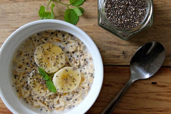 Rau hẹ hoặc cải bó xôi thái nhuyễn. Tiếp theo cho vào 2 muỗng hạt chia. Sau đó đánh đều hỗn hợp cùng trứng rồi đem chiên. Ảnh: giamcandep.