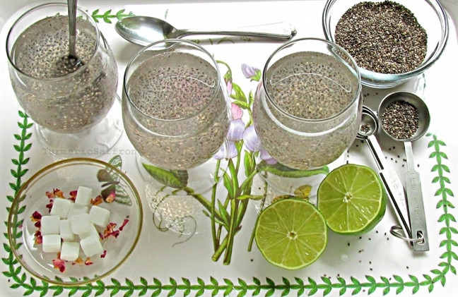 Để giảm cân, bạn có thể kết hợp hạt chia với sữa tươi tách béo và yến mạch bằng cách trộn đều các thành phần này lại với nhau và thưởng thức. Ảnh: phunuonline.