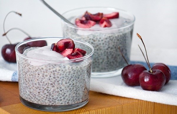 Bên cạnh đó, bạn có thể nấu cháo yến mạch và cho thêm 3 muỗng canh hạt chia vào, một chút muối và thưởng thức. Ảnh: phunuonline.