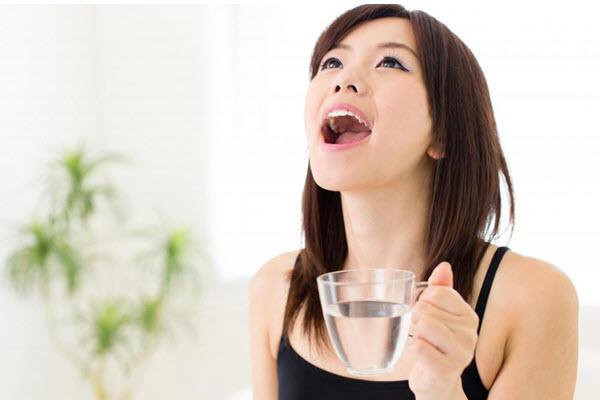 Súc miệng nước muối là một trong những phương pháp hiệu quả nhất chữa răng ê buốt. Ảnh: cloudfront.
