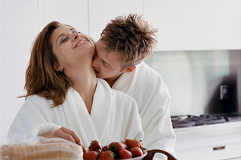 Hôn lên cổ. Nụ hôn này dành cho các cặp đôi đã thực sự rất thân mật. Nếu chàng hôn lên cổ bạn, chàng muốn bạn biết rằng chàng cảm thấy thật tuyệt khi được ở cùng bạn, và chàng thực sự muốn bạn.