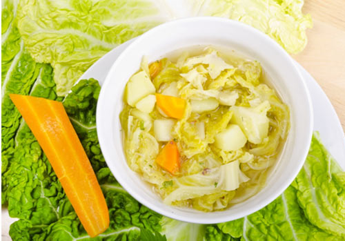 Cách nấu món súp bắp cải giảm cân khá đơn giản. Bạn cho hành tây và bắp cải với nước săm sắp vào nồi áp suất. Sau đó, vớt lá bắp cải và hành tây cho vào máy xay sinh tố xay nhuyễn. Cho thêm hạt tiêu vào hỗn hợp này.
