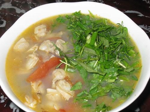 Cho hành, răm, thì là vào rồi tắt bếp. Múc canh ngao ra bát, ăn nóng. Món ngao nấu kiểu này ăn có vị thơm của dứa lại ngọt ngọt, chua dịu rất dễ ă, giúp bạn lấy lại khẩu vị ngon miệng sau những ngày Tết ngập ngụa đồ ngán. (Ảnh: Món ngon mỗi ngày)
