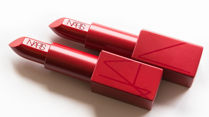 Thỏi son đỏ này được bán trên sephora.com với giá là 32 đô la (khoảng 750.000 đồng) , trong khi phiên bản truyền thống là 34 đô la. Mức giá này là mức giá của son high-end (cao cấp) cho nên không hề rẻ chút nào.