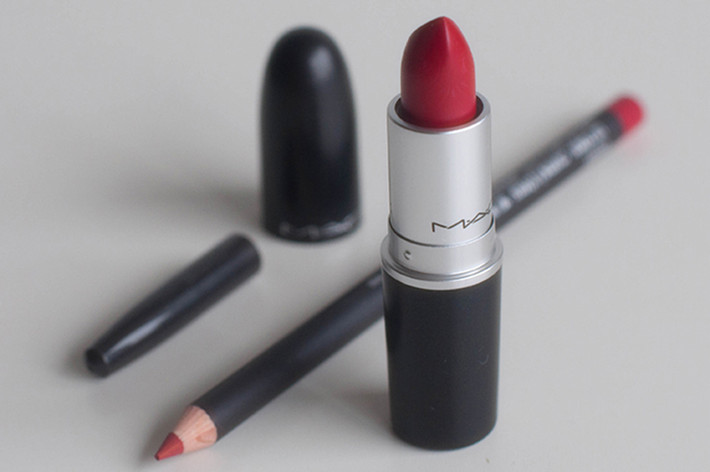 M.A.C - Ruby Woo. Đứng đầu danh sách là thỏi son đỏ nổi tiếng Ruby Woo của M.A.C. Ruby Woo tượng trưng cho sắc đỏ thuần túy và chuẩn mực, quyến rũ mà bất cứ người phụ nữ nào cũng coi đó là thứ “vũ khí chết người” cần có để luôn mang theo bên mình. Bất cứ cô nàng nào cũng sẽ thích mê nếu nhận được món quà Valentine là thỏi son này.
