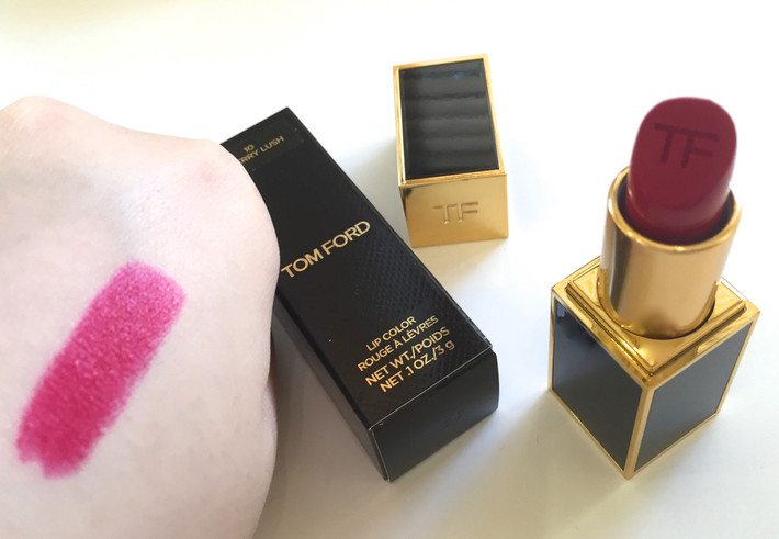 Tom Ford Lip Color-Cherry Lush. Nói đến những thỏi son của Tom Ford là nói đến sự đẳng cấp và chất lượng vượt trội. Trong vài năm trở lại đây, việc sở hữu một cây Cherry Lush của Tom Ford dường như đã trở thành điều gì đó rất đáng làm đối với những cô gái yêu mỹ phẩm. Vẻ đẹp hoàn hảo từ thiết kế bao bì cho đến chất son êm ái của Tom Ford đã hạ gục cả những đôi môi khó tính nhất.