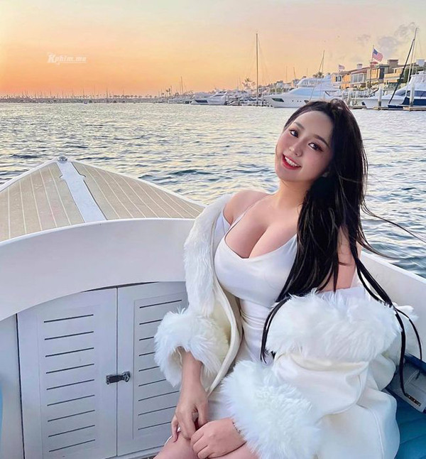 Về thời trang, Rebecca Liu không đóng khung ở một phong cách cố định. Cô nàng thường chọn những bộ đồ phóng khoáng, cắt xẻ để khoe trọn lợi thế hình thể. Tuy vậy, cũng có lúc Rebecca Liu trở nên ngọt ngào, đầy nữ tính với những trang phục bánh bèo.