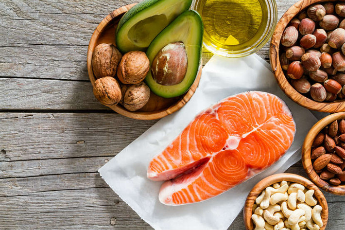 Tiêu thụ omega-6 quá mức có thể kích hoạt các hóa chất gây viêm. Vì vậy, người bị viêm khớp nên hạn chế tiêu thụ các thực phẩm chứa omega-6 như đậu phộng, hạt hướng dương, nghệ tây và dầu đậu nành, các loại thịt,...Ảnh: unlockfood.