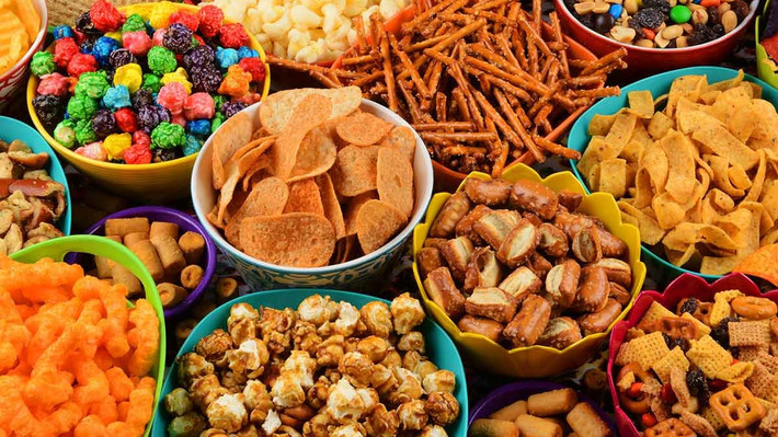 Người bị viêm khớp không nên tiêu thụ thực phẩm chế biến vì chúng chứa chất béo chuyển hóa gây ra viêm trong cơ thể. Ảnh: consumerreports.
