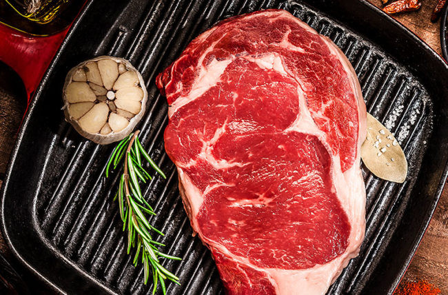 Trong thịt đỏ có nhiều chất béo bão hòa, có thể làm tăng mức cholesterol cao và gây viêm. Ảnh: netdna.