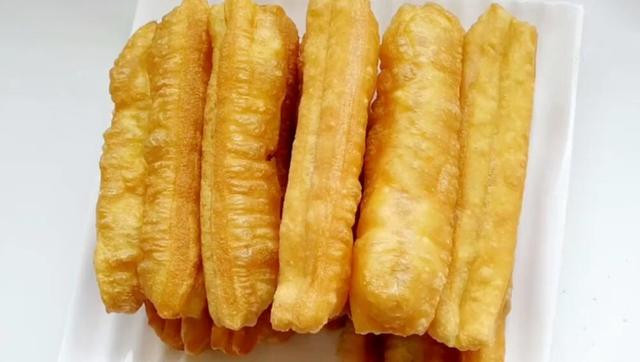 Cách làm món quẩy sữa hết sức đơn giản, tận dụng thời gian ủ bột qua đêm, bạn chỉ mất vài phút hoàn thành. Món ngon, bổ dưỡng này cũng là giải pháp cho các mẹ có bé lười ăn.