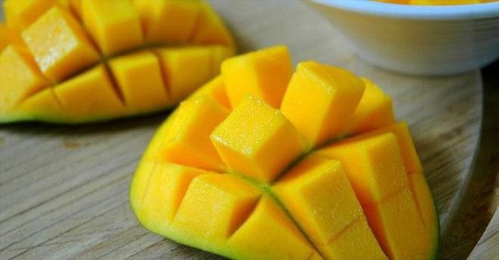 Cũng như “cặp đôi” xoài và dứa thì “cặp đôi” xoài và hải sản đều là thực phẩm dễ gây dị ứng, ăn cả hai cùng lúc sẽ khó tiêu, và dễ gây dị ứng. Ảnh: baomoi.