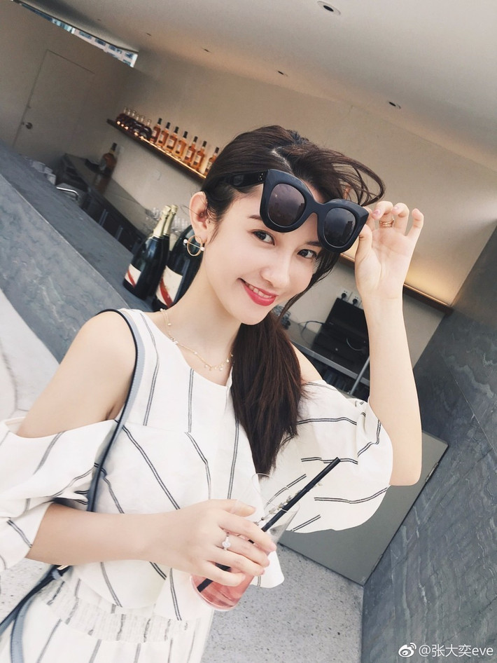 Trương Đại Dịch cũng luôn chọn trang phục có màu sắc trẻ trung, nữ tính như hồng nhạt, trắng, màu be, khiến hình ảnh của cô luôn gợi cảm.