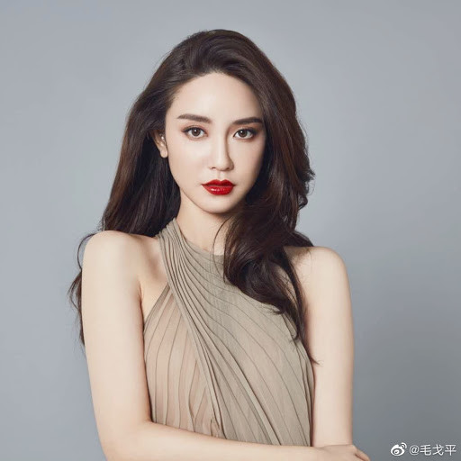 Những ngày gần đây, Hot girl Trương Đại Dịch gây xôn xao dư luận với nghi vấn là "Tuesday" chủ tịch Taobao - Tưởng Phàm khi bị "chính thất" cảnh cáo trên Weibo.