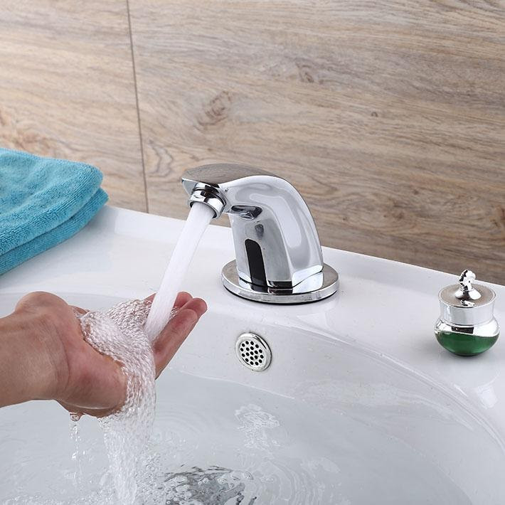 Khi bật vòi nước, bạn sử dụng tay bẩn. Nhưng khi tắt, bạn lại dùng tay sạch để tắt chính vòi nước đó. Nếu vòi nước có mầm bệnh thì tay chúng ta vẫn có thể dính mầm bệnh, ngay cả khi đã rửa tay.