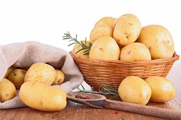 8. Khoai tây Khoai tây nhiều dinh dưỡng nhưng nếu để khoai tây qua đêm làm nóng lại sử dụng cũng thành lợi hóa hại.