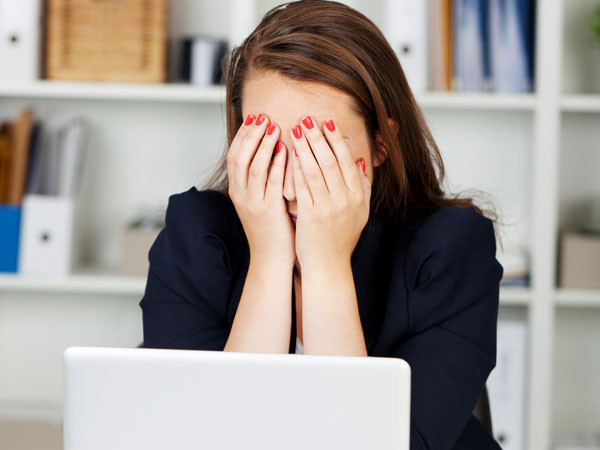 Để bảo vệ đôi mắt của mình, bạn hãy giảm độ sáng của màn hình máy tính. Ánh sáng chói từ màn hình khiến mắt bạn chảy nước.