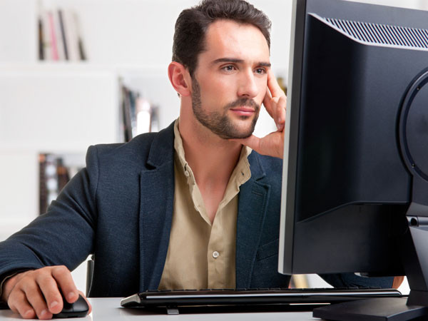 Bạn nên đặt máy tính hoặc laptop ngang bằng hoặc thấp hơn tầm mắt một chút. Điều này giúp giảm áp lực lên mắt, đồng thời ngăn tình trạng đau cổ và vai gáy.