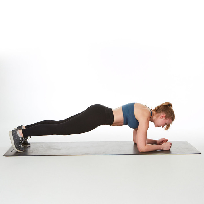 Tập plank sẽ giúp cải thiện tư thế của bạn. Ảnh: meredithcorp.