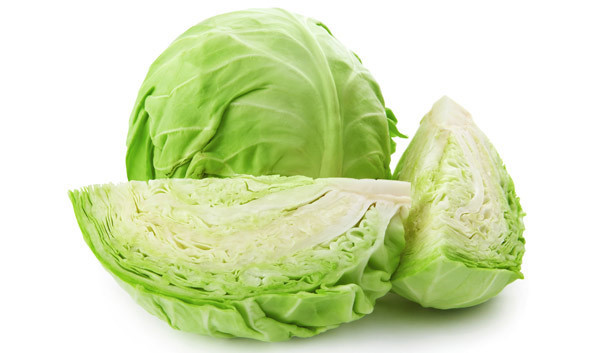 Vì nhiều lớp lá cuốn vào nhau, thuốc trừ sâu cũng sẽ được bao bọc ở các lớp lá bên trong. Nếu không chú ý, tổng lượng thuốc sâu vào cơ thể có thể rất lớn. Khi ăn, có thể ngâm bắp cải 15 phút trong nước ấm pha muối để giảm dư lượng thuốc sâu.