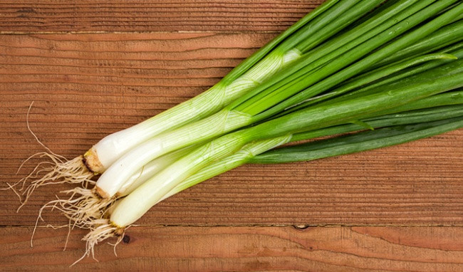 Một trong những lợi ích của hành lá đó là giúp xương chắc khỏe do trong hành lá chứa vitamin K và vitamin C - 2 loại vitamin rất cần thiết cho sự tăng trưởng và duy trì xương chắc khỏe. Ảnh: healthplus.