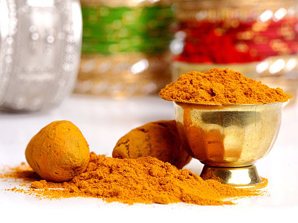 Nghệ: Nghệ chứa curcumin có tác dụng kháng khuẩn và ngăn chặn sự phát triển của vi khuẩn, do đó là một lựa chọn lý tưởng để điều trị nhiễm khuẩn âm đạo. Cách thực hiện: Cho 1 thìa cà phê bột nghệ vào 1 ly sữa tươi ấm. Khuấy đều rồi uống sữa nghệ 1 lần/ngày.