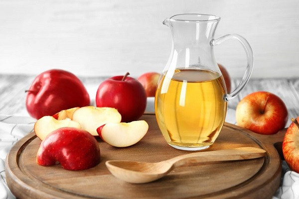 Dấm táo: Dấm táo chứa các chất kháng khuẩn và kháng virus giúp chống lại các vi khuẩn gây ra nhiễm khuẩn âm đạo cũng như giúp bảo vệ khỏi các chứng viêm âm đạo do vi sinh vật khác. Cách làm: Cho dấm táo vào trong nước tắm hoặc bồn tắm. Ngâm mình 15-20 phút. Áp dụng 1 lần/ngày để mang lại hiệu quả như mong đợi.