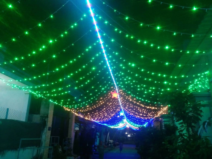 Các con phố được trang trí ánh đèn dài vun vút như những thảm lụa uyển chuyển rực rỡ.