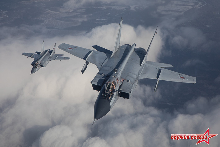 Vòi tiếp nhiên liệu của tiêm kích MiG-31BM được bố trí phía bên trái máy bay và có thể mở ra, hoặc thu lại. Ảnh: Weapon of Russia.