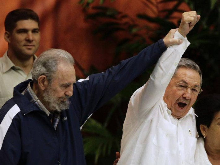 Lãnh tụ Cuba Fidel Castro cùng cựu Chủ tịch Cuba Raul Castro trong buổi lễ bế mạc Đại hội Đảng Cộng sản Cuba lần thứ 6 tại Havana ngày 19/4/2011. Ảnh: Reuters.