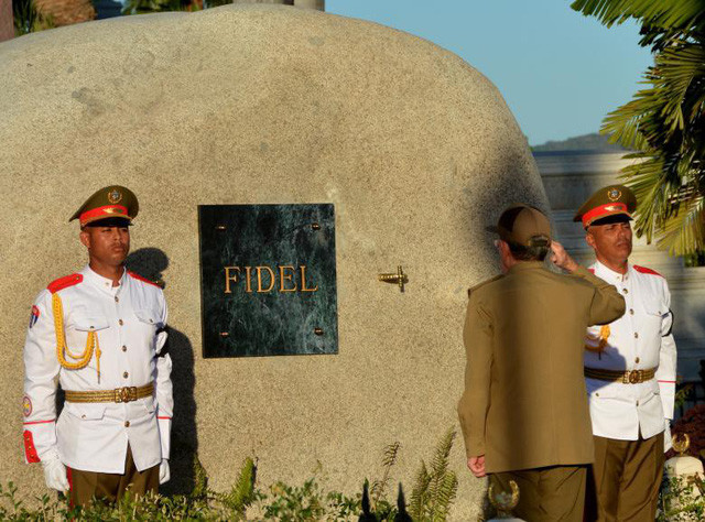 Lãnh tụ Fidel Castro qua đời tháng 11/2016. Thi hài của ông được hỏa táng và an táng tại thành phố Santiago de Cuba, đông nam Cuba. Ảnh: Reuters.