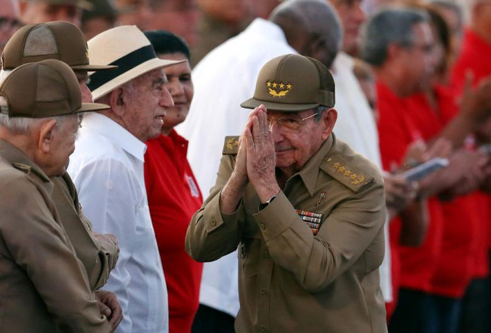 Chủ tịch Raul Castro đã thông báo sẽ nghỉ hưu khi nhiệm kỳ 2 của ông kết thúc vào tháng 4/2018. Kế nhiệm ông sẽ là Phó Chủ tịch thứ nhất Hội đồng Nhà nước Cuba - Ông Miguel Diaz-Canel. Với việc ông Raul nghỉ hưu ở tuổi 86, Cuba sẽ chào đón một nhà lãnh đạo mới không xuất thân từ gia đình Castro và thế hệ cách mạng 1959. Ảnh: Reuters.