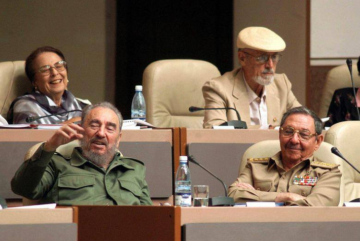 Ngay sau khi lãnh tụ Fidel Castro đổ bệnh, em trai của ông là Raul Castro đã được chọn bầu vào vị trí Chủ tịch Hội đồng Nhà nước Cuba trong năm 2008. Ảnh: Reuters.