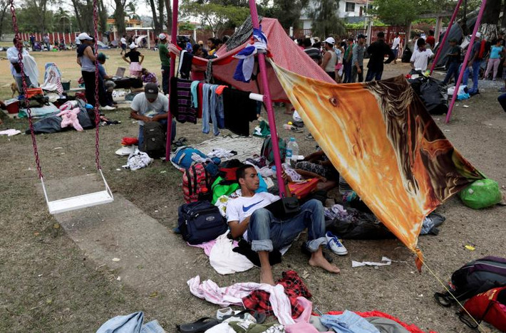 Hình ảnh hơn 1.000 người Trung Mỹ đi qua Mexico với hy vọng vượt biên vào Mỹ đã khiến ông chủ Nhà Trắng nổi giận. Tổng thống Trump hôm 1/4 ra điều kiện Mexico phải chặn đoàn người này hoặc đối mặt với nguy cơ Hiệp định Thương mại Tự do Bắc Mỹ (NAFTA) giữa ba nước Mỹ-Mexico-Canada bị hủy bỏ. Ảnh: Reuters.