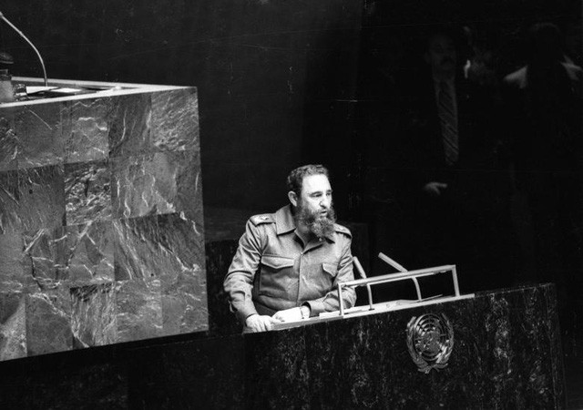 Năm 1976, lãnh tụ Fidel được bầu làm Chủ tịch Hội đồng Nhà nước Cuba, một chức vụ vừa là nguyên thủ quốc gia, vừa là người đứng đầu chính phủ. Trong ảnh, Lãnh tụ Cuba phát biểu tại Liên Hợp Quốc ở New York (Mỹ) năm 1979. Ảnh: Reuters.