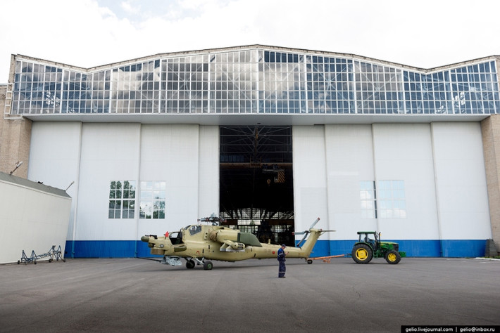 Một trực thăng Mi-28N lăn bánh khỏi xưởng sản xuất. Sau khi trải qua quá trình bay thử nghiệm, trực thăng sẽ được sơn màu ngụy trang theo yêu cầu của quân đội. Ảnh: Gelio.
