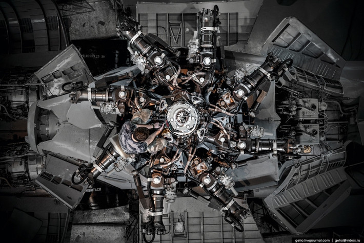 Một kỹ thuật viên đang lắp đặt các linh kiện cho hệ thống rotor chính của trực thăng vận tải hạng nặng Mi-26. Trực thăng này sử dụng rotor với 8 cánh quạt. Ảnh: Gelio.