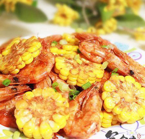 Ngô ngọt bỏ vỏ, dùng dao sắc cắt từng khoanh tròn, dày chừng 1-1,5cm. Chuẩn bị nước sốt cà chua với chút đường và mắm. Đun nóng dầu ăn, trút tôm vào đảo nhanh tay. Tôm chuyển sang màu đỏ tươi thì cho ngô vào xào. Thêm nước sốt cà chua vào đun khoảng 10 phút thì tắt bếp, cho hành lá, hạt tiêu vào. Ảnh: danviet