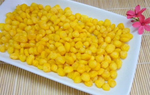 Ngô ngọt xào rong biển. Một chút rong biển khô sẽ khiến cho món ngô xào trở nên lạ miệng và hấp dẫn hơn. Ngô ngọt rửa sạch tách hạt. Cà rốt gọt vỏ, thái sợi mảnh. Cho cà rốt vào chảo xào nhanh trên lửa lớn. Ảnh: amthuc365