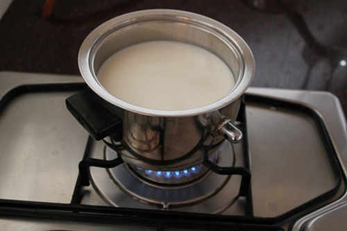 Đun 250ml sữa tươi cho đến khi nóng già (khoảng 10 phút). Sau đó hòa sữa với nước trà. Ảnh: xinhxinh