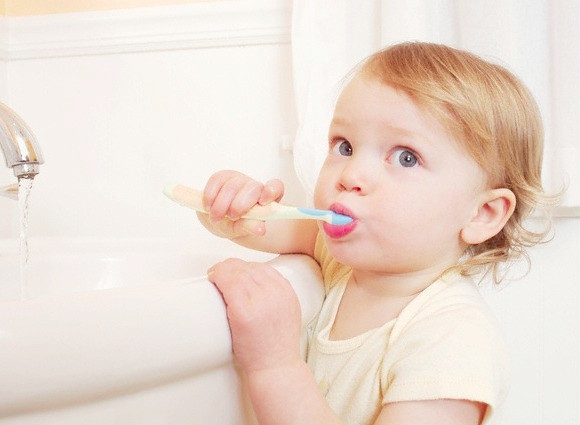Đánh răng chỉ 2 lần/ngày. Bạn thường chỉ có thói quen đánh răng vào buổi sáng và buổi chiều mà bỏ qua buổi trưa. Bạn không biết rằng, thực phẩm có tính acid nếu không được quét sạch sau bữa ăn sẽ làm hỏng răng và lợi rất nhanh. Theo thống kê, chỉ có 6% số người đánh răng sau bữa ăn, 28% đánh răng mỗi ngày/lần và 66% đánh răng 2 lần/ngày.