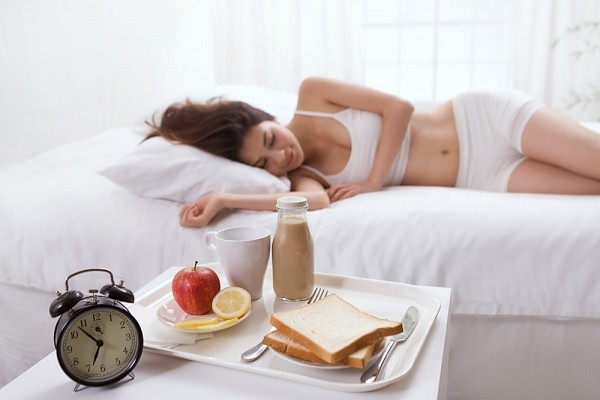 Lấy bữa sáng làm bữa chính. Khi bạn thức khuya, sáng hôm sau ngủ dậy sẽ rất mệt mỏi và bữa sáng cần phải cung cấp đầy đủ năng lượng nhất cho cơ thể. Hãy ăn những đồ ăn dễ chế biến như phở, bún, cháo và uống thêm sữa.