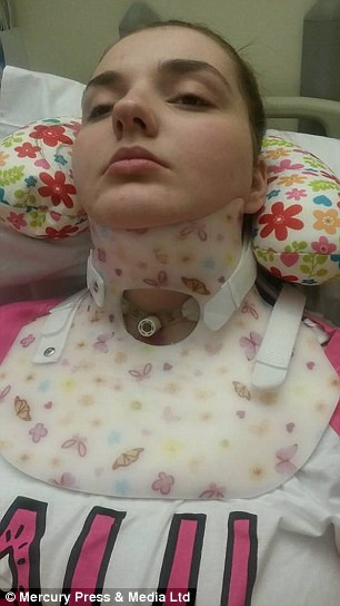 Các bác sỹ ở Anh đã không thể chữa được tình trạng bệnh này. Họ nói, bệnh của cô bé chỉ được chữa khỏi bởi một chuyên gia duy nhất ở Mỹ. Thế nhưng các cuộc tiểu phẫu, đại phẫu của Emily đã tốn rất nhiều tiền và gia đình cô bé không có đủ khả năng để chữa trị cho con nữa.