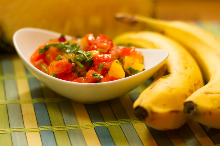 Salsa chuối: 2 quả chuối bỏ vỏ, cắt hạt lựu, trộn đều cùng 1 quả cà chua cắt hạt lựu, 2 muỗng canh hành tím băm nhỏ, 1 muỗng canh rau mùi ta xắt nhỏ và nước cốt 1 quả chanh, bạn chỉ cần nêm nếm chút đường, muối cho vừa ăn là có ngay món salsa chuối lạ miệng. Món này có thể ăn kèm với gà nướng, thịt nướng rất ngon. Ảnh: Internet.